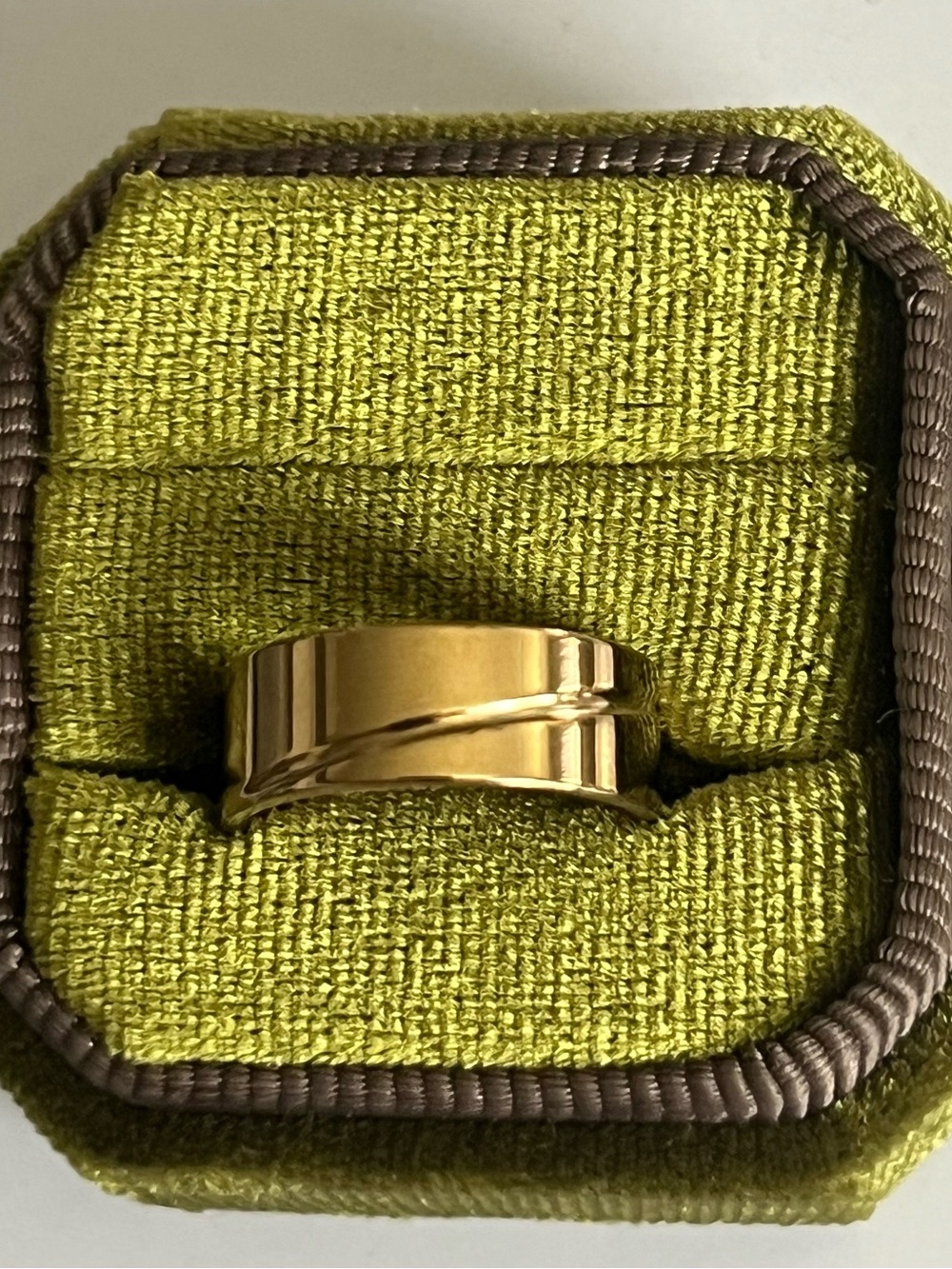 Classic/Sleek Golden Polished Finish w/ Unique Detailing 8mm Band Size 6